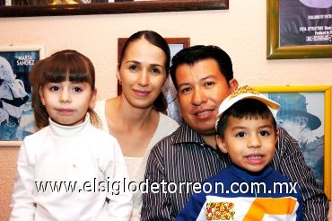 11112007
Lorena Alanís y Víctor Lozano acompañados por sus pequeños Valeria y Víctor Gilberto Lozano Alanís.