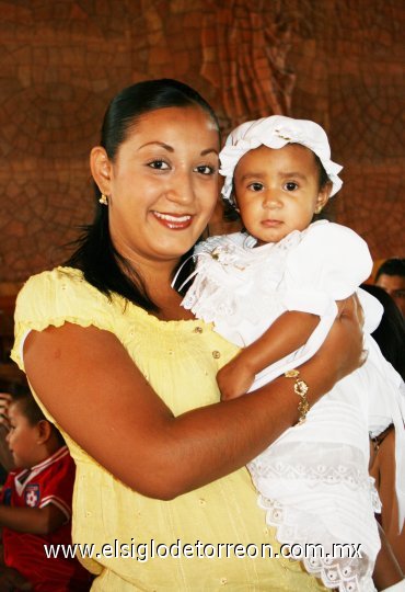 11112007
Marlene Victoria acompañada de su mamá Lourdes Victoria Villarreal Román en su fiesta celebrada con motivo de su primer año de vida.