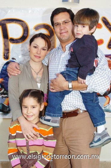 11112007
Paola en la fiesta de cumpleaños organizada por sus papás Gabriela Revuelta de Walss y Rodolfo Walss Aurioles, la acompaña su hermanito Rodolfo.