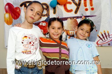 11112007
Paola Walss cumplió años y sus amigas Julia Quintero y Mariana Trujillo la felicitaron.