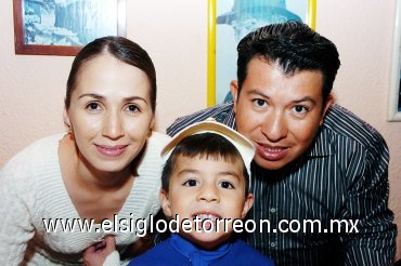 11112007
Víctor Lozano Medrano y Lorena Alanís Santillano organizaron una divertida piñata a su hijito Víctor.