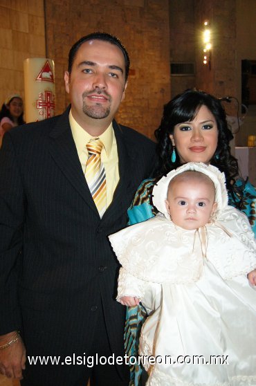 15112007
Alfredito junto a sus papás Alfredo Villanueva Beltrán del Río y Mónica Velázquez de Villanueva.