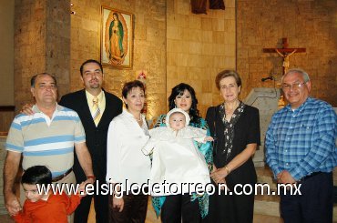 15112007
El pequeño festejado acompañado por sus papás y sus abuelitos Leopoldo Villanueva Linaje y Ofelia Beltrán del Río de Villanueva; Javier Velázquez Lozano y Emilia Robles, ademásde su primito Leopoldo Villanueva López.