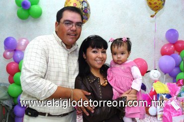 15112007
Elani Constanza Esquivel fue festejada al cumplir un año por sus papás Eva Silos y Ernesto Esquivel.