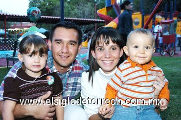 15112007
Fernandita con sus papás Alex y Begoña Sada, y su hermano Alex.