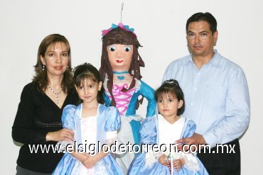 15112007
Germán Campos López y Aída Frías de Campos organizaron una piñata para festejar a sus hijas Marcela Alejandra y Ana Sofía por cumplir cinco y tres años de edad respectivamente.