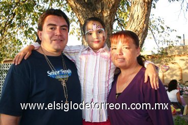 15112007
La festejada acompañada de sus papás Jesús A. Zúñiga Meraz y Silvia de Zúñiga.