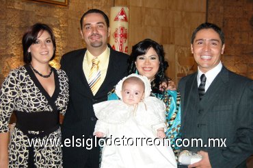 15112007
Marlon Domínguez Contreras y Laura García Robles, junto a Alfredo Villanueva y Mónica Velázquez y a su hijito Alfredo Villanueva.