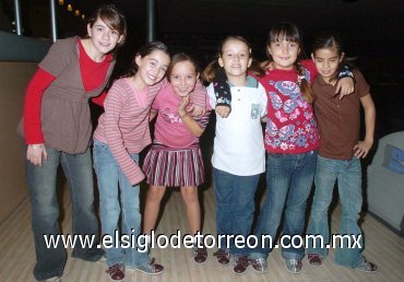 15112007
Mónica acompañada de Pamela Quintero, Andrea Córdova, Giomar Caraza y María Luisa Fernández.