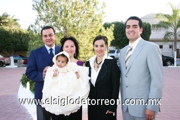 15112007
Rodrigo Saracho y Lorena Morales con su hijita Regina Saracho Morales, quien recibió el Sacramento del Bautismo; fueron sus padrinos Emma Cantú y Sergio Galaviz.