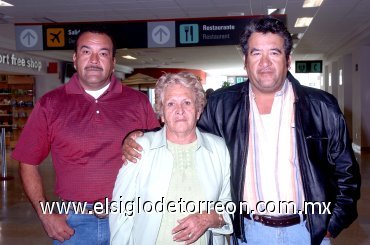 04112007
Gerardo del Toro viajó a Tijuana y fue despedido por Ana Batres y David del Toro.
