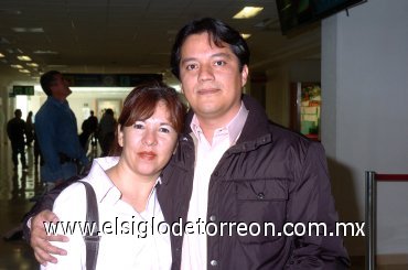 04112007
Mayela Villarreal despidió a Luis García en el aeropuerto.