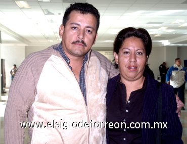 05112007
A la Ciudad del Carmen, Campeche, viajó Enrique Morales y fue despedido por María Mayela Herrera.