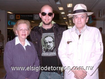 06112007
Claudio Rodríguez viajó a México y lo despidieron Adolfo y Martha Cabello.