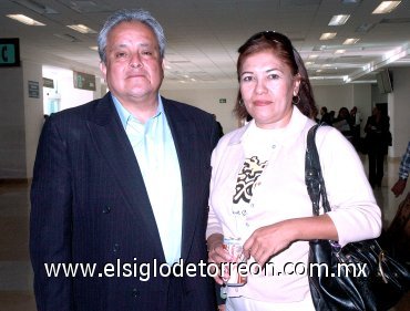 06112007
Mario Alberto Ríos viajó a México y lo despidió su esposa Mayela de Ríos.