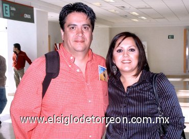 06112007
Ricardo Olvera viajó a Honduras y lo despidió Verónica de Olvera.