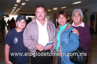 07112007
El niño Luis Milán, Candelaria Álvarez y Petra Herrera partieron a San Diego, California, y fueron despedidos por Raymundo Milán.