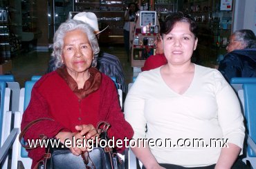 07112007
María Luisa Botello despidió a Olga Lilia Silva, quien viajó con destino a Tijuana.