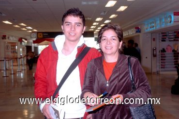 07112007
Miguel Hassan viajó a Puebla y fue despedido por Alejandra Gidi.