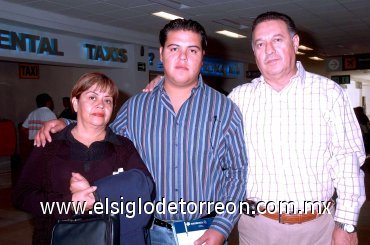 08112007
Irma Soria y Raymundo Hernández despidieron en el aeropuerto a Alejandro Hernández, quien viajó a Los Cabos.