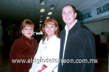 08112007
Quina Rodríguez partió a la Ciudad de México y fue despedida por Olivia y Jorge Santibáñez.