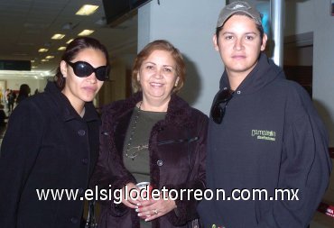 10112007
Enriqueta Franco viajó a París, Francia, por lo que fue despedida por Ana Laura de Reyes y Pedro Reyes.