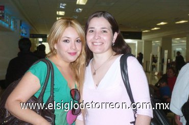 10112007
Gabriela Bidaure y Mónica Reyes llegaron de un viaje realizado a Argentina.