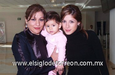 10112007
Luz Elena de Acosta, Mar Acosta y la pequeña Renata partieron a la Ciudad de México.