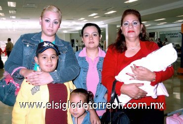 12112007
Con destino a Tijuana partieron el sábado Paloma, Adriana y Juanita Vázquez, los niños Sofía y Pedrito Vázquez y Andrea Castillo.
