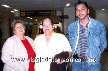 12112007
Sara Martínez, Ninfa Vázquez y Jesús Tovar partieron a la Ciudad de México.