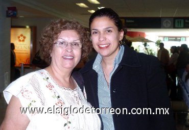 13112007
Amor García viajó a Honduras y la despidió Elsa Ávila.