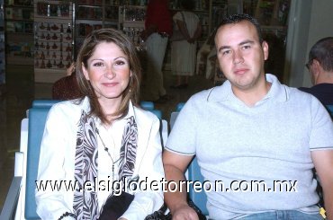 13112007
Cynthia Zúñiga viajó a Guadalajara y la despidió Ernesto Martínez.