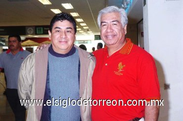 13112007
Javier Romero arribó a Torreón procedente de la Ciudad de México y lo recibió Carlos López.