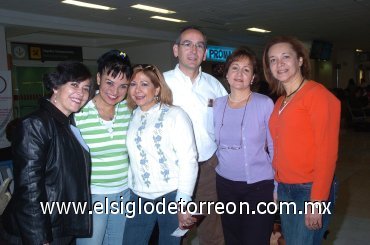 14112007
Luz María Gómez, Patricia Rivera, Elizabeth Manzanilla, Óscar Tarrago y Linda Amaro regresan a Venezuela, Colombia y Guatemala; fueron despedidos por Celsa López.
