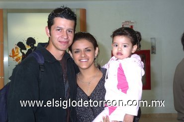16112007
Daniel González, Deneb de González y la pequeña Daniela viajaron a Los Cabos.