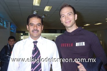 16112007
Javier Alatorre fue despedido en el aeropuerto por Cristian Izaguirre.