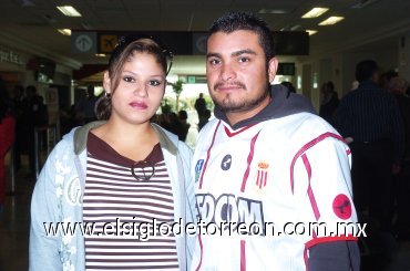 16112007
Lorena Servín fue despedida en el aeropuerto Por Luis Alberto Castro.
