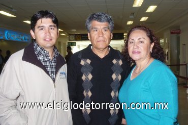 17112007
Jorge y Doroteo Serna viajaron a Guadalajara y fueron despedidos por Martha Elena de Serna.