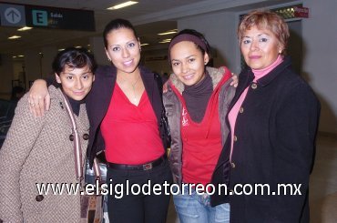 17112007
Karla y Yazmín Martínez llegaron de Londres, Inglaterra, y fueron recibidas por Tere Adame y Janeth Lugo.