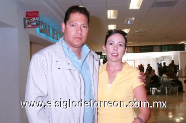 11112007
Gabriel Esquivel viajó a la Ciudad de México y lo despidió Eva Neyra