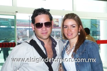 11112007
Jorge Fernández y Regina Madero viajaron a Puerto Vallarta.