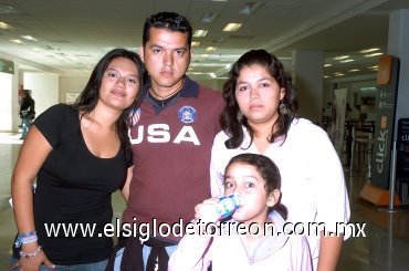 11112007
Lorenzo y Claudia Barrera viajaron a Cancún y los despidieron Cynthia Villa y Laisha Carmona