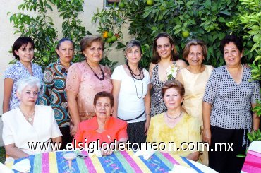 11112007
Maribel, Juanita de Serna, Paty de Arizpe, Georgina Sáenz, Tere de Romero, Mariquita de Guerrero, Karla de Anzures, Carmen de Chamut y Yadira de Llorens acompañaron a Martha de Llorens en su despedida de soltera.