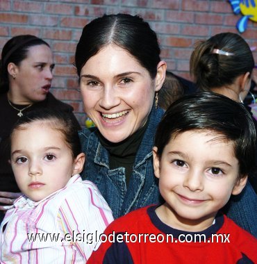 16112007
Alejandra Murra de Papadópulos con sus hijos Aris y Andrea, en un festejo de cumpleaños.