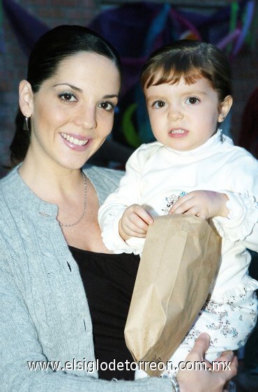 16112007
Fernanda de Del Bosque y su hija Mary Jose.
