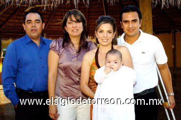 16112007
Jorgito y sus papás Jorge Mata Carlos y Paty Acosta de Mata, y Armando y Yadira Acosta que fueron algunos de sus padrinos.