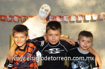 16112007
Por sus 11 años de vida, le organizaron una fiesta a José Francisco Alatorre Cuéllar al que lo acompañan sus hermanos Rodrigo y Santiago.