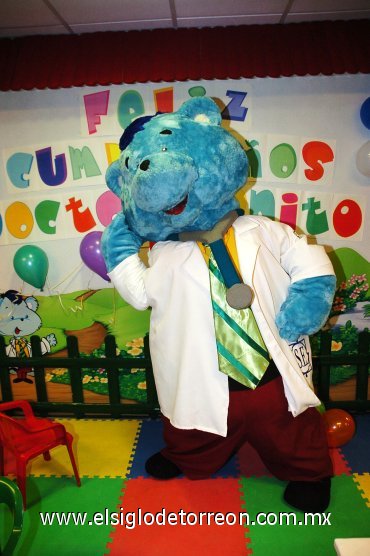 17112007
Como un niño de verdad disfrutó de su cumple el Dr. Sanito.