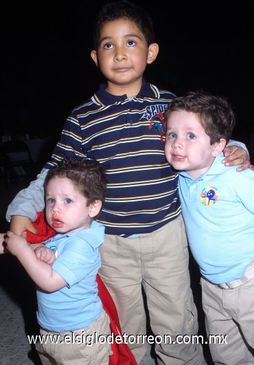 17112007
Juan Roberto y Emiliano Fernández Gallardo en su cumpleaños acompañados de Jacobo Batarse.
