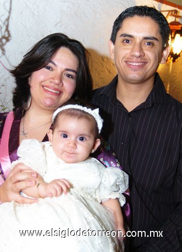 17112007
Lupita Aguirre Delgado acompañada de sus papás Lupita Delgado de Aguirre y Jorge Delgado Talavera, recibió el Sacramento del Bautismo.